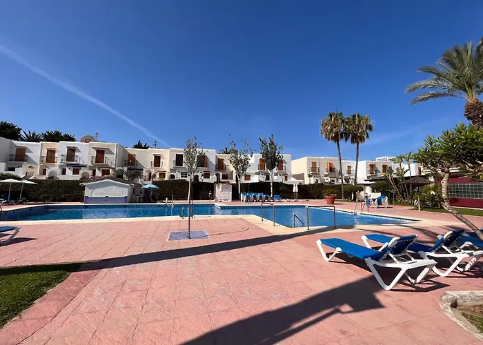 LA CASITA VERDE- cerca de la playa y con piscina abierta todo el año